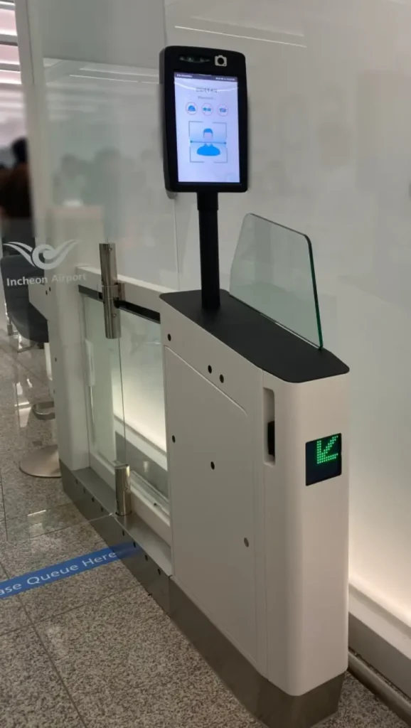 인천공항에 설치되어 있는 얼굴인식 장비 사진